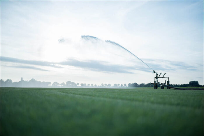 Gras sproeien met een waterhaspel