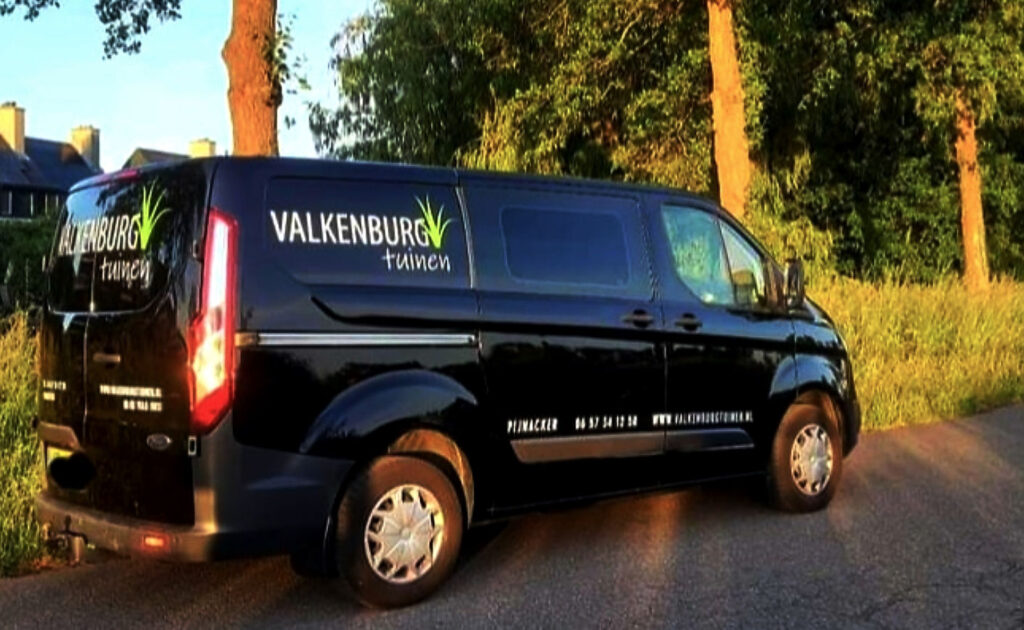 Bedrijfsbus van tuinaannemersbedrijf Valkenburg Tuinen