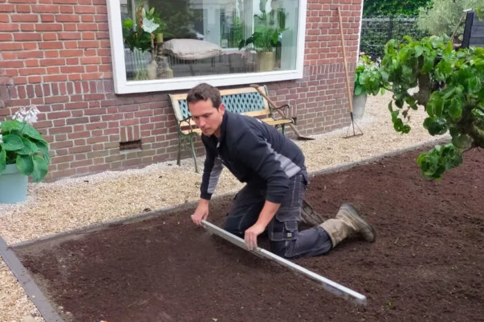 Nieuw grasmatten leggen — bij 'Ervaring van tuiniersbedrijf Marccura uit Sommelsdijk'