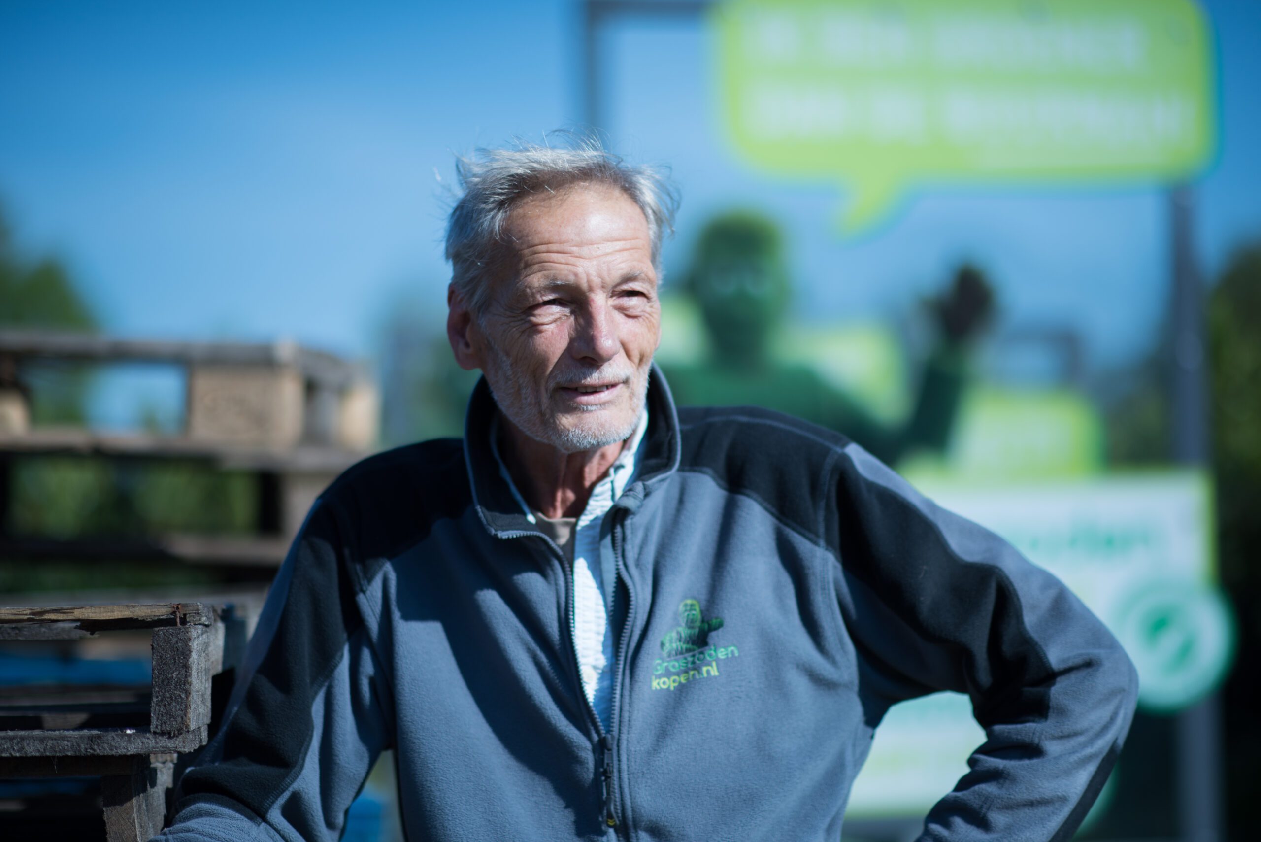 Mickey van Graszodenkopen.be op het erf in Gasselte tussen de pallets met grasmatten