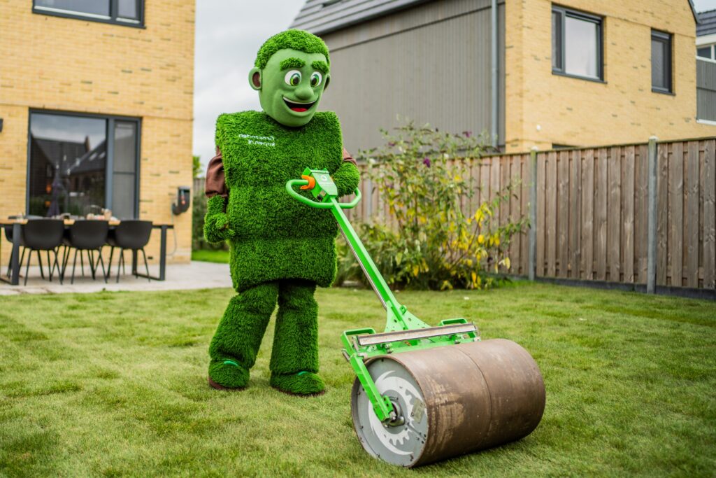 Grasmattie rolt vers gelegde grasmatten aan met een gazonwals voor optimale aansluiting met de bodem.