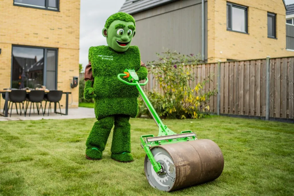 Grasmattie rolt vers gelegde grasmatten aan met een gazonwals voor optimale aansluiting met de bodem.