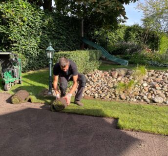 Grasmatten worden door een hovenier in de trouwtuin bij De Kruimel aangelegd