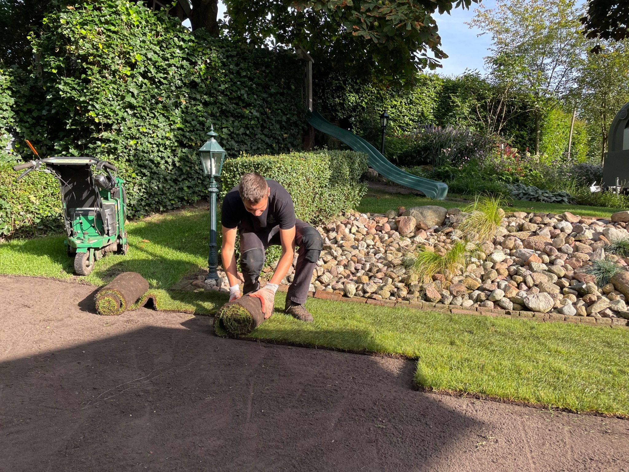Grasmatten worden door een tuinaannemer in de tuin aangelegd