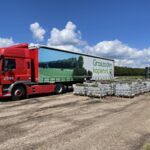 Pallets met grasmatten klaar voor distributie op grasveld