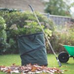 Moderne voortuin met bestrating en gras 1 — bij 'Onderhoud van het gazon'