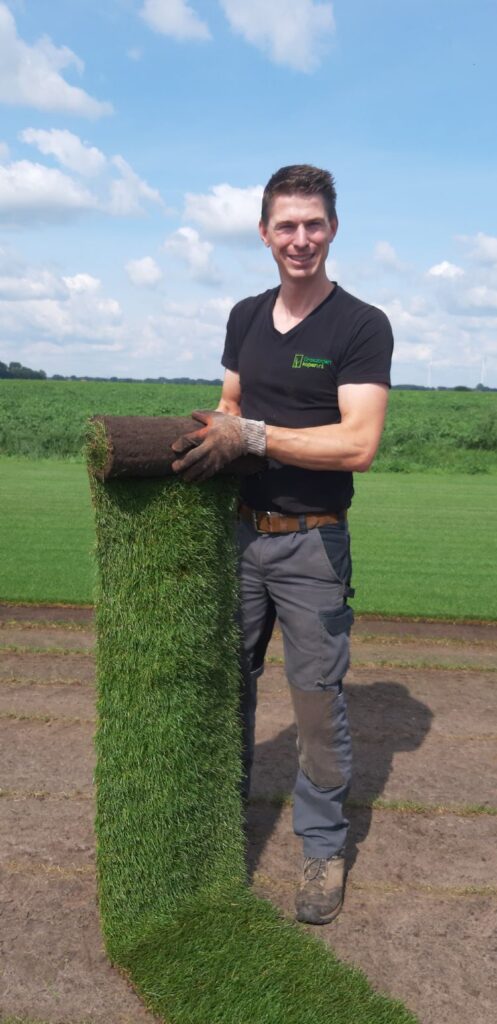 Verse rol grasmatten die net geoogst is op een grasmattenkwekerij