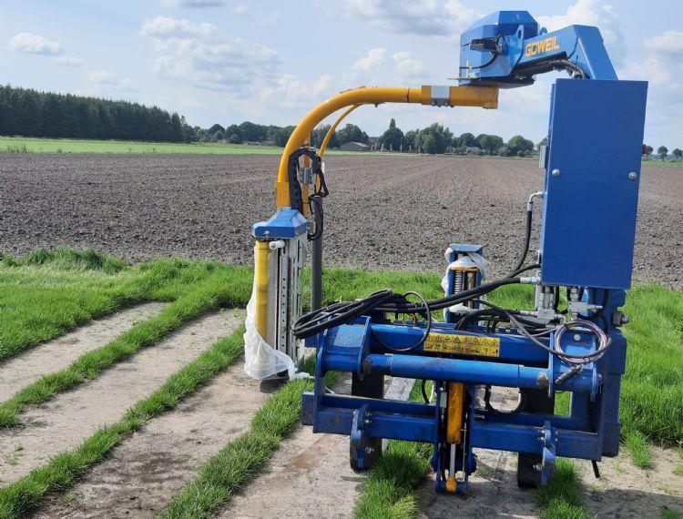 Wikkelmachine die de pallets met grasmatten omwikkeld
