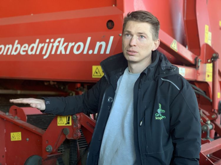 Medewerker bij een machine voor het oogsten van grasmatten