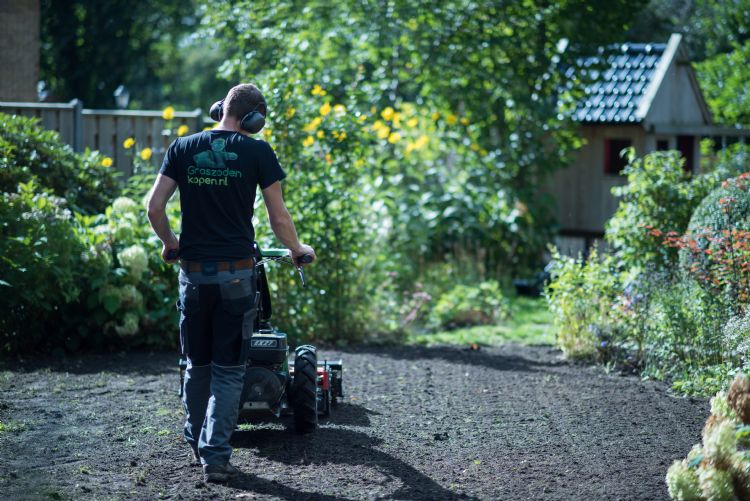 Tuin voorbereiden voor het leggen van grasmatten