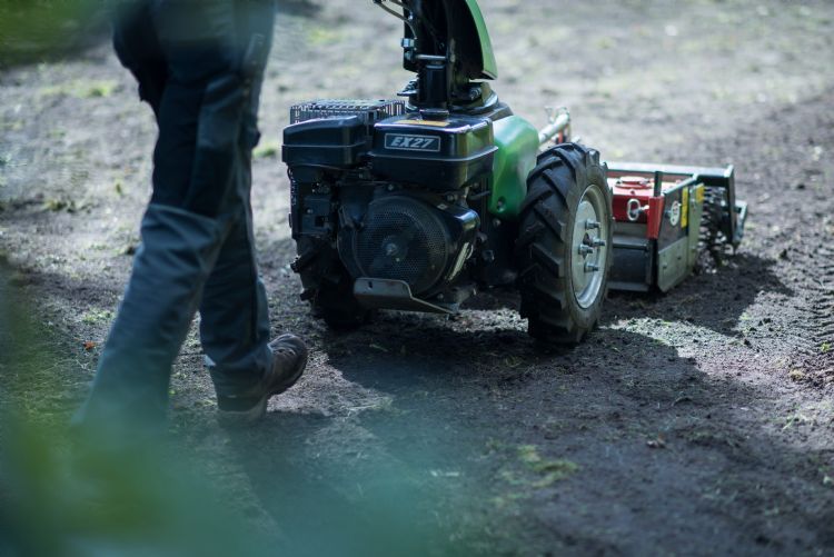 Machine freest grond voor voorbereiding van grasmatten leggen