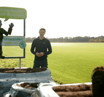 Bord van Graszodenkopen bij een groot grasmattenveld