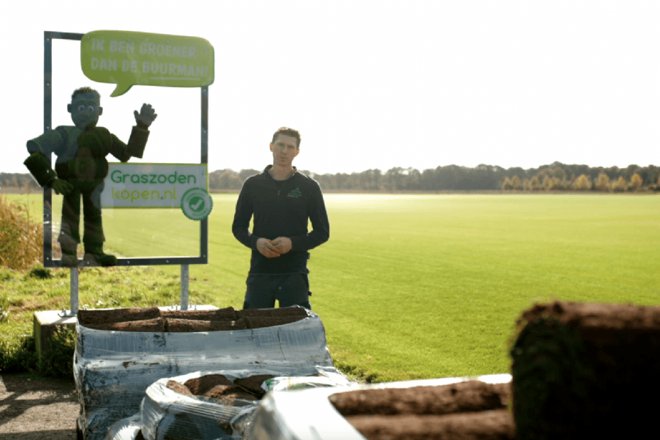 Bord van Graszodenkopen bij een groot grasmattenveld
