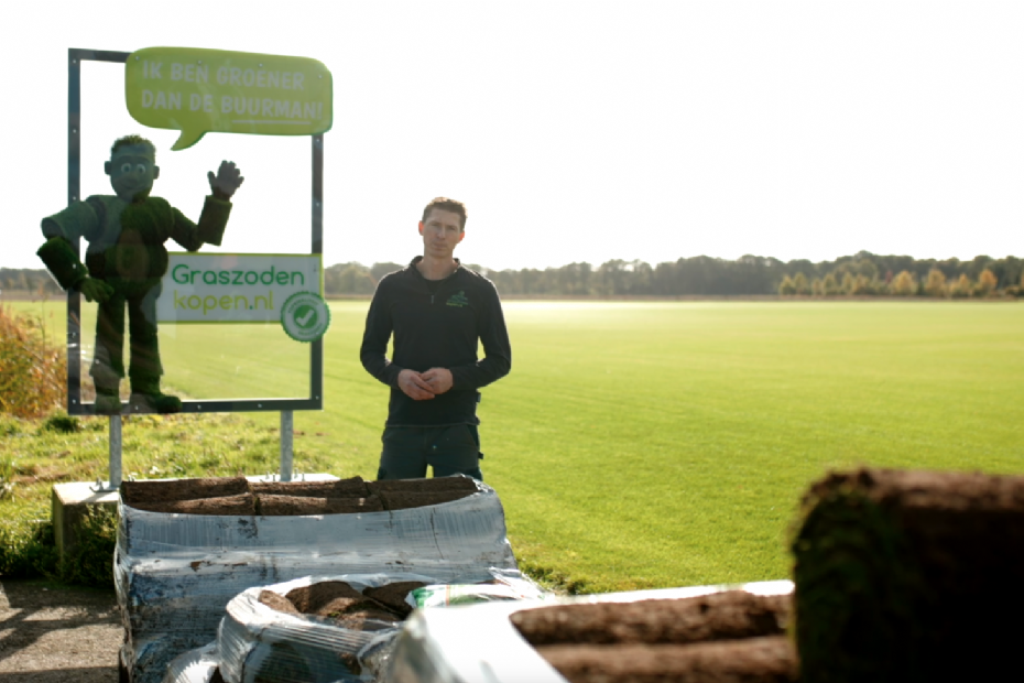 Bord van Graszodenkopen bij een groot grasmattenveld
