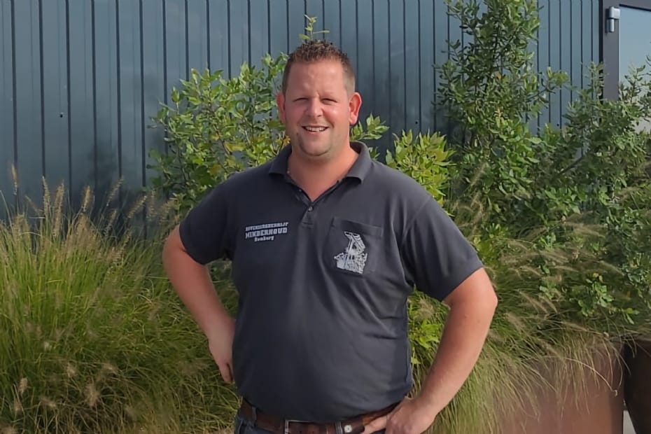 Tuinaannemer bij een nieuw aangelegd gazon in een tuin