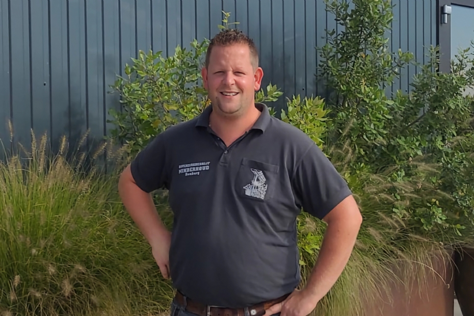 Tuinaannemer bij een nieuw aangelegd gazon in een tuin