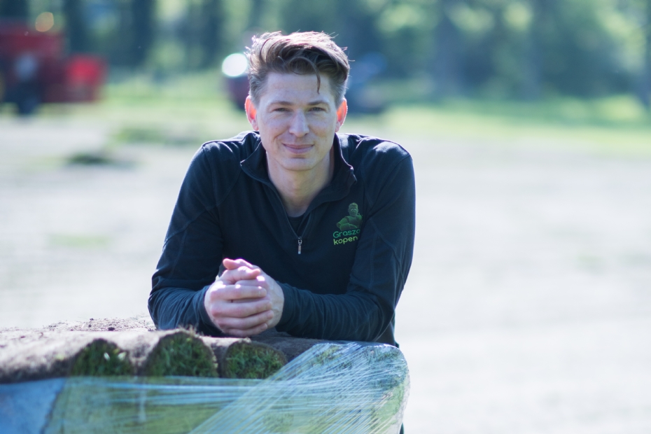 Medewerker van Graszodenkopen bij pallet met rollen grasmatten