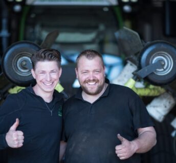 Team van grasmattenbedrijf bij een machine voor het oogsten van grasmatten
