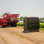 Snijmachine Van Vuren die automatisch grasmatten oogst