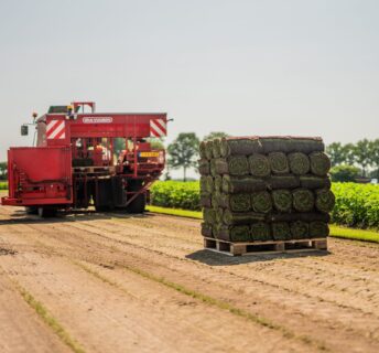 Snijmachine Van Vuren die automatisch grasmatten oogst