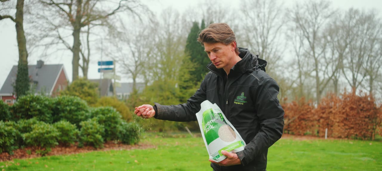 Lichte straatgras plekken vallen flink op in een gazon