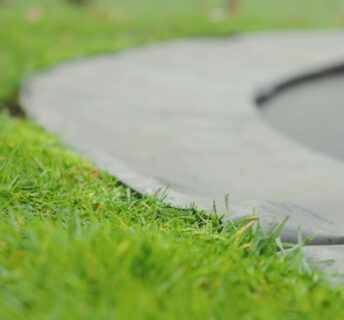 Gazon dat vlak aansluit op een verzonken trampoline