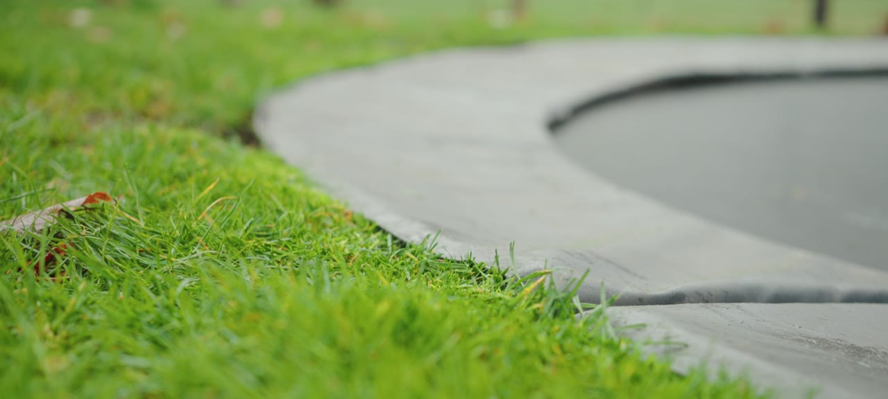 Lichte straatgras plekken vallen flink op in een gazon